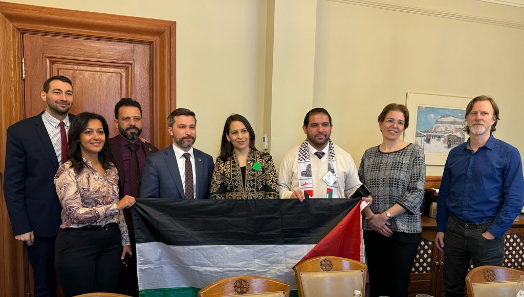 السفيرة منى أبو عمارة في مقر برلمان كيبيك 